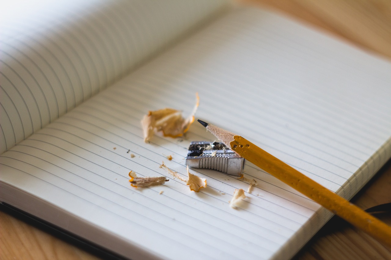Foto: Pixabay.com https://pixabay.com/photos/pencil-sharpener-notebook-paper-918449/
